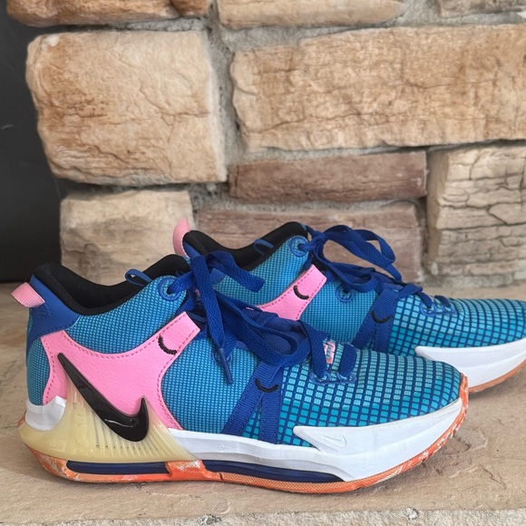 Nike LeBron Witness 7 Basketball
Shoes - Kids Hyper Royal Pink Sz 5Y - Picture 1 of 9